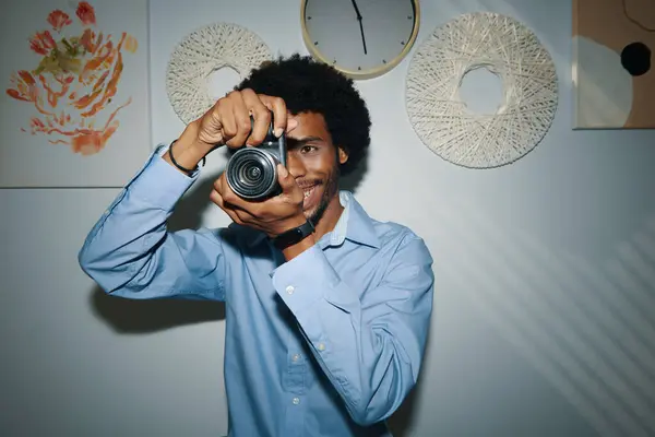 Talented Smiling Black Man Taking Photos Εικόνα Αρχείου