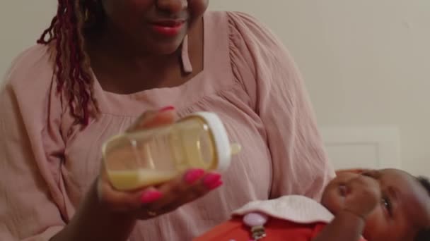 Inclinación Hacia Abajo Madre Afroamericana Dando Biberón Con Bebida Lactosa — Vídeo de stock