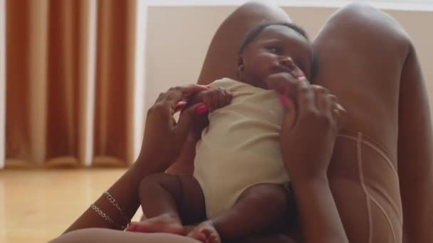 Recortado Disparo Mujer Irreconocible Etnia Afroamericana Estrechando Mano Hija Bebé — Vídeo de stock