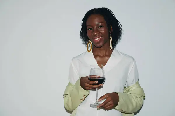 Porträtt Leende Svart Kvinna Med Glas Rött Vin Stockbild