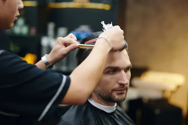 Barbier Peignage Coupe Haut Des Cheveux Clients Images De Stock Libres De Droits