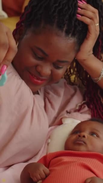 Verticaal Schot Van Afro Amerikaanse Moeder Tonen Rammelaar Naar Baby — Stockvideo