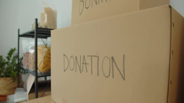 Tilt Shot Cajas Cartón Con Necesidades Para Donación Centro Voluntariado — Vídeo de stock