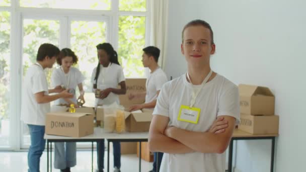 Střední Portrét Mladého Mužského Dobrovolníka Bělošského Etnika Který Spolupracuje Týmem — Stock video