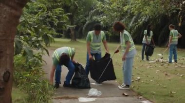 Gönüllü örgütten çeşitli dostların yerel parktaki çöpleri toplamak için bir araya gelmesi zor bir ihtimal.