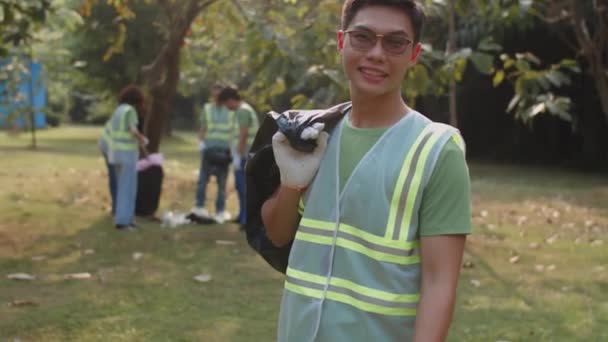 Portrét Usměvavé Asijské Studentské Dobrovolnictví Městském Parku Držení Tašky Sebranými — Stock video
