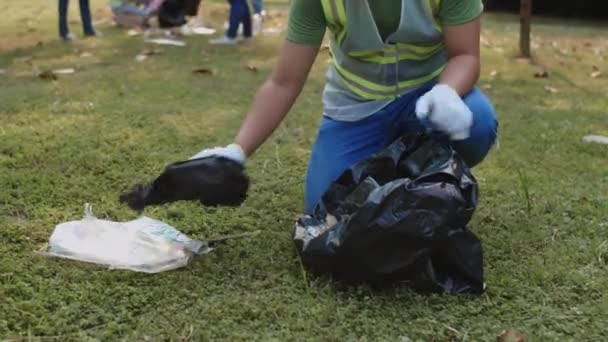 Naklonit Portrét Asijské Gen Dobrovolník Dávat Odpadky Pytli Odpadky Při — Stock video