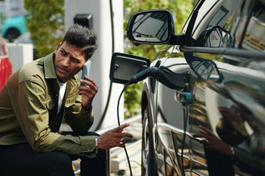 Aracın şarj edilmesiyle ilgili bir sorun olduğunda şoför servisi arıyor