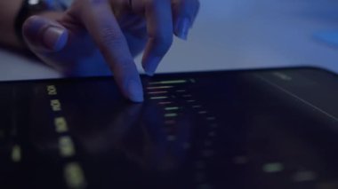 Geceleri tablet bilgisayarda tanımlanamayan kullanıcı inceleme çizelgesini kapat, neon ışığı