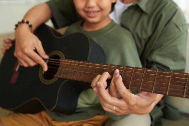 Baba, oğluna gitar çalarken nasıl el ele tutuştuğunu anlatıyor.
