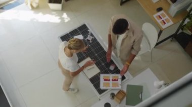 Müşteri evindeki güneş paneli uygulaması projesinde çalışan melez yeşil enerji mühendislerinin yukarıdan aşağı bakışı