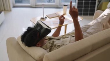 Alternatif enerjinin ofis alanındaki kullanıcılar için test uygulaması için VR kulaklığı takan erkek mühendis
