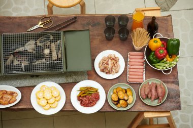 Tabaklar et ve sebzelerle ızgaranın yanında, yukarıdan manzara