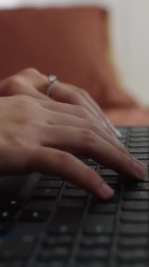 Rapor verirken klavyeye tıklayan kadın işçilerin dikey çekimleri