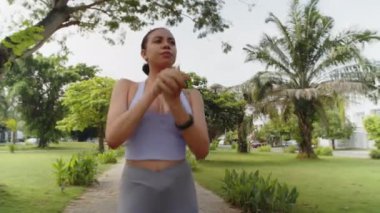 İspanyol bayan sporcunun düşük açılı vücut ve kol kasları çalışması yerel şehir parkında, kopyalama alanı