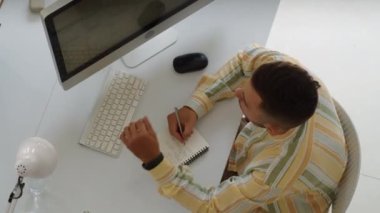 Çift ırklı yöneticilerin ofis masasında yapılacak konferansa hazırlanırken yüksek açılı görüşü