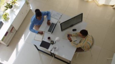 Modern ofiste masa başında çalışan iki farklı yöneticinin görüşünün tam üstünde, boşluğu kopyala