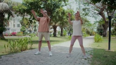 Yetişkin bir çiftin şehir parkında sabah ritüeli olarak tai chi egzersizi yapması uzak bir ihtimal.