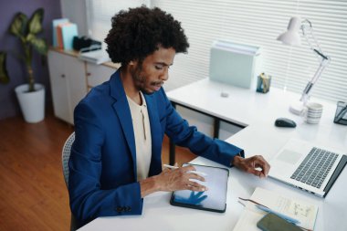 Tablet ekranında belgeyi kontrol eden ciddi girişimci