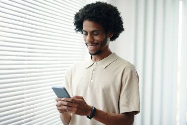 Yatırım mobil uygulamasını kontrol eden pozitif girişimci