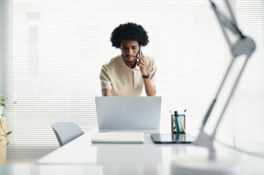 Somurtkan işadamı bilgisayarındaki e-postaları okuyor.