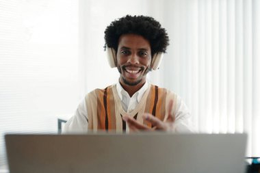 Çevrimiçi toplantıda iş arkadaşlarıyla konuşan neşeli girişimcilerin portresi