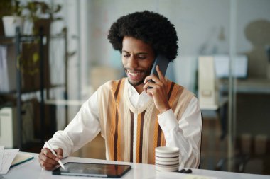 Mühendis rüzgar santrali projesini görüşmek için arıyor.