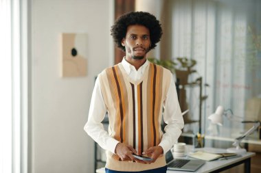 Ofiste duran akıllı telefonlu ciddi geliştiricinin portresi