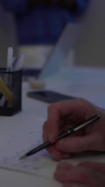 Başlangıçta borsa belgelerini kontrol eden analistin dikey görüntüsü