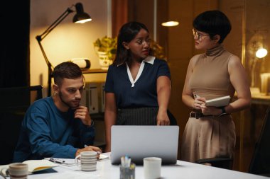 Yeni proje için saha güvertesinde çalışan bir grup iş adamı