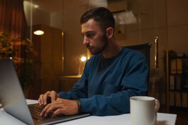 Ofiste dizüstü bilgisayarda çalışan ciddi kodlama geliştiricisinin portresi