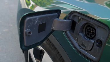 Modern elektrikli arabalarda şarj limanından vurulan el kamerası yok, çevre dostu kavramı.