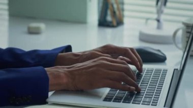 Ofis masasında son teslim tarihine kadar çalışırken aşırı çalışan esneyen siyahi erkek müdürün el kamerası.