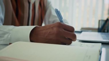 Tanımlanamayan iş adamının el resimleri. Projeyi gerçekleştirme ve ofis masasında dizüstü bilgisayarla çalışma planı.