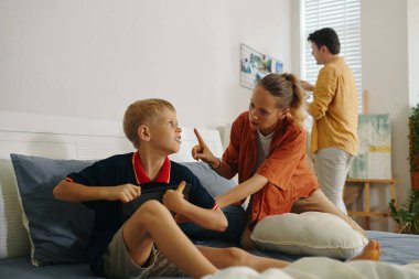 Annem oğlunun uzun süre tablette oynamasını yasakladı.