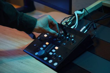Müzisyenin kontrol panelindeki sesi açtığı yakın çekim