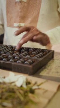 Eski eczanelerde abaküs kullanan tanınmayan bir şifacının elleri kesilmiş.