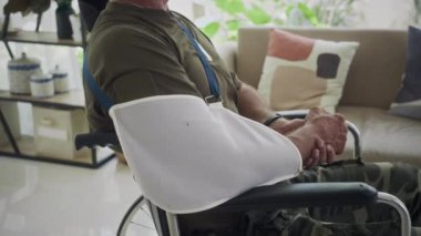 Tekerlekli sandalyede oturan, iyileşme sürecinde travma sonrası stres bozukluğu çeken, yaralı, beyaz, eski asker.