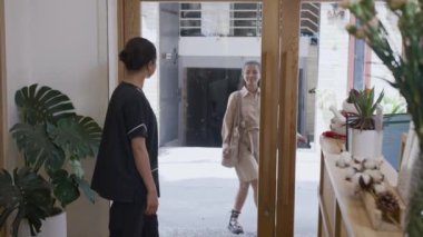 Beyaz kadın müşteriyle kaplıcada buluşurken Asyalı neşeli bir resepsiyonistin kapıyı açması zor bir ihtimal.