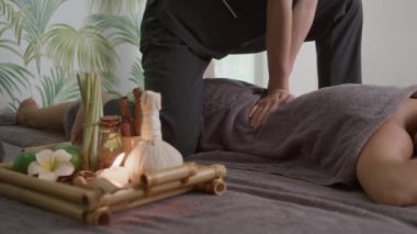 Tanımlanamayan osteopatların, salondaki masaj seansı sırasında kadın müşterinin kemiklerini düzeltmesi.