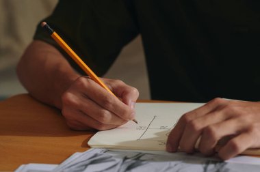 Moda tasarımcısının iş yerindeki defterine yakın plan çizimi