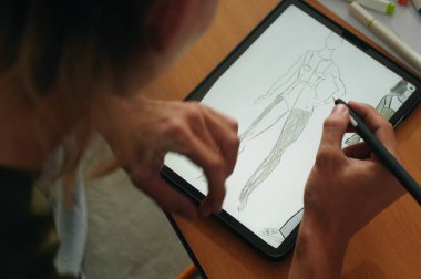 Dijital tablet üzerinde grafik tasarımcısının yüksek açı görünümü