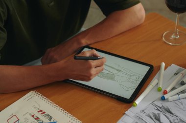 Tablet PC üzerinde grafik tasarımcısının çiziminin yakın plan görüntüsü