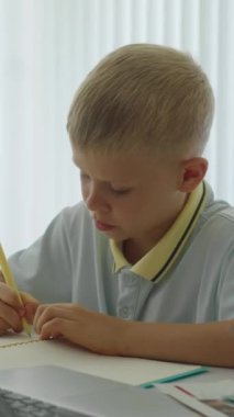 Kafkasyalı öğrencinin sınıfta yazı sınavında dikey pozu.