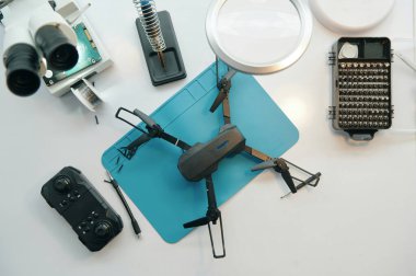 Uzaktan kumandalı bozuk İHA 'nın üst görünümü atölyede onarılmaya hazır