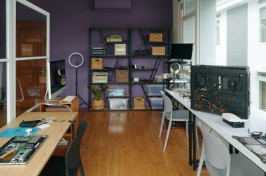 Tamir dizüstü bilgisayarı ve iş yeri olan bilgisayar atölyesi