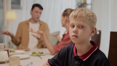 Kafkasyalı bir gencin portresi. Ailesinin evde yemek yerken kavga etmesinden bıkmış.