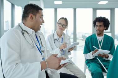 Bir grup doktor ofiste otururken teşhisi tartışıyorlar.