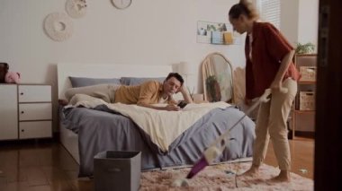 Gergin bir beyaz kadının kocasından ev temizliği için yardım istemesi.