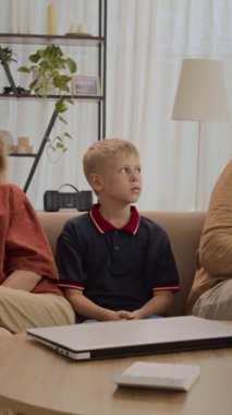 Ergen çocuğun, anne ve babası arasında evde kavga ederken stresli olduğu dikey bir sahne.